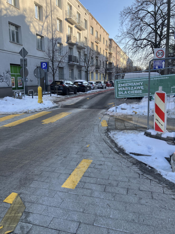 Tramwaj wzdłuż ul. Rakowieckiej w Warszawie w styczniu 2026
