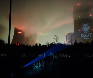 Greenpeace wyświetla portret premiera Morawieckiego na chłodni kominowej Elektrowni Bełchatów