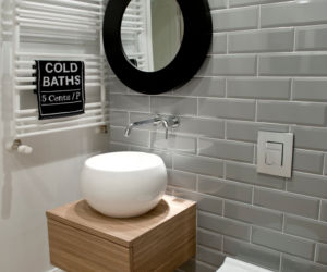 Aranżacja nowoczesnej łazienki w szarą ścianą