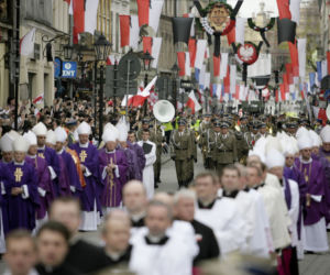 To już 10 lat od pogrzebu pary prezydenckiej Lecha i Marii Kaczyńskich. Ludzie żegnali ich kwiatami