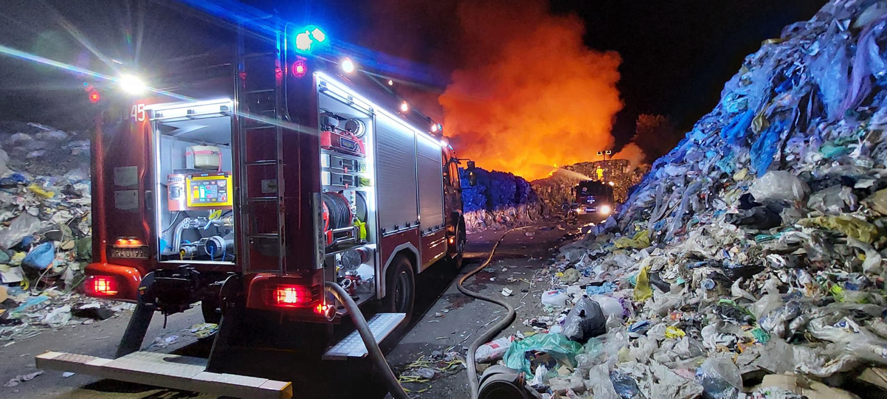 Wielkopolskie/ Gaszenie hałdy odpadów w Rawiczu może potrwać jeszcze kilkanaście godzin