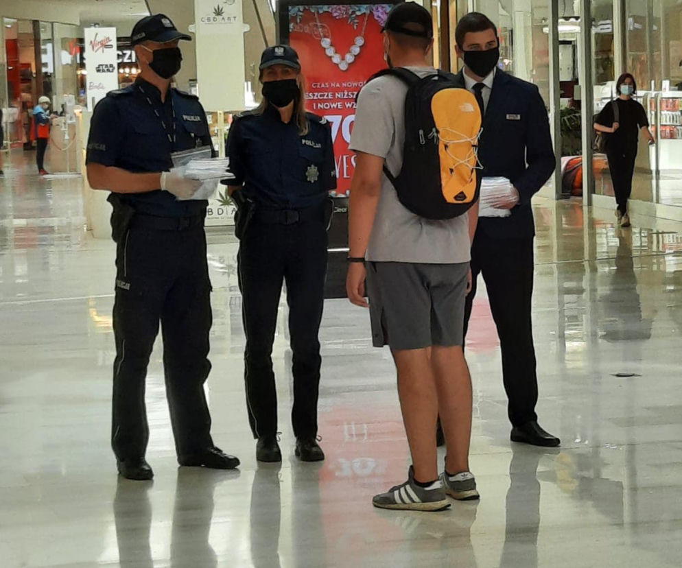 Policjanci kontrolują czy poznaniacy noszą maseczki i zachowują dystans społeczny