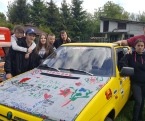 Artystyczna twórczość... na masce samochodu