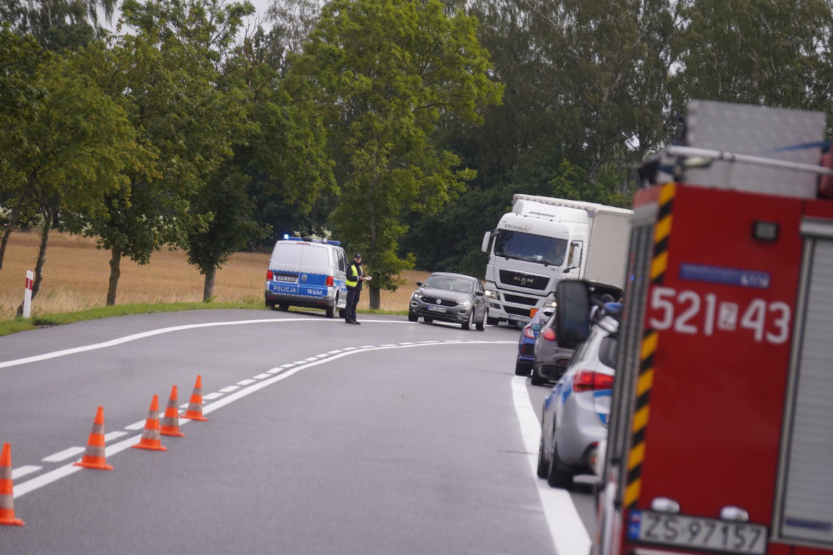 Tragiczny wypadek pod Sławnem. Citroen roztrzaskał się na drzewie