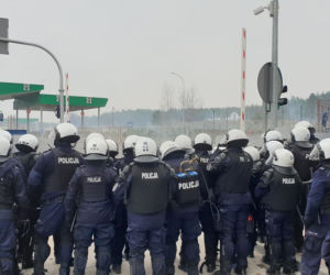 Kuźnica. Atak migrantów na przejście graniczne 16.11.2021