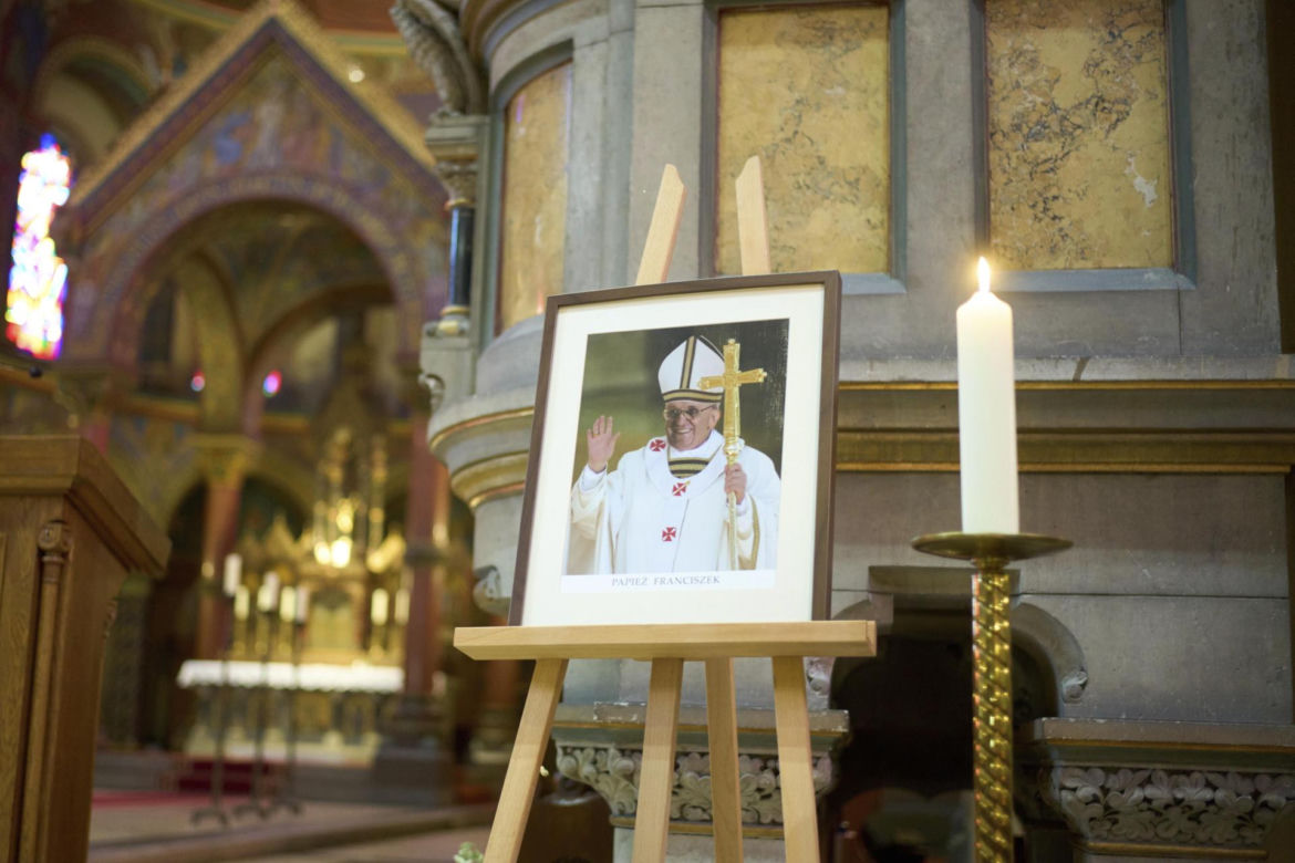 Tłumy na placu św. Piotra. Tak żegnają zmarłego papieża Franciszka 