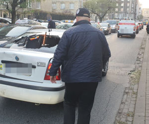Protest taksówkarzy: Zdemolowany samochód Ubera