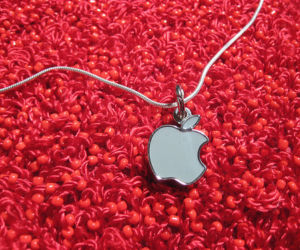Moda na Apple - tatuaże, biżuteria, ubrania inspirowane Apple