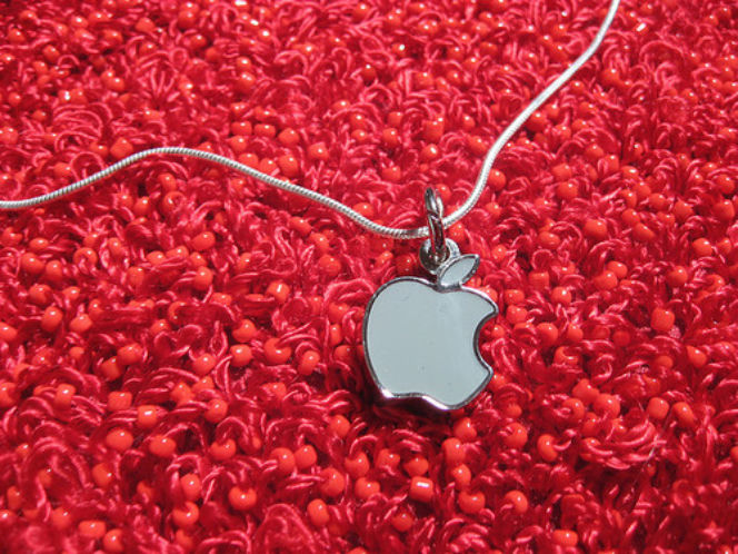 Moda na Apple - tatuaże, biżuteria, ubrania inspirowane Apple