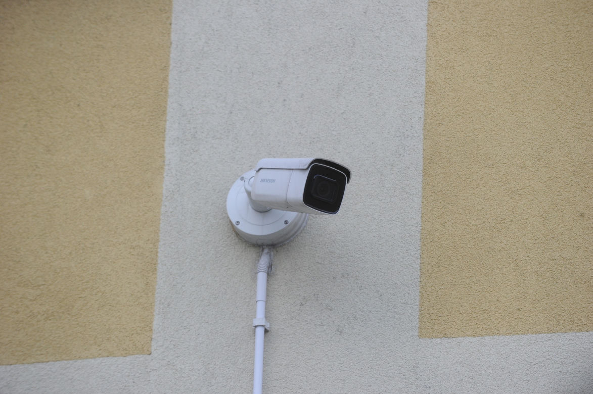 Grasują z odurzającymi maseczkami!? Mieszkańcy Pragi przerażeni. Spółdzielnia ostrzega przed zuchwałymi złodziejami