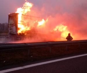 Pożar ciężarówki przewożącej parafinę na S8