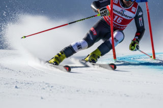 Zjazd na Igrzyskach 2026: Szwajcar triumfuje, lecz prawdziwa historia kryje się za…