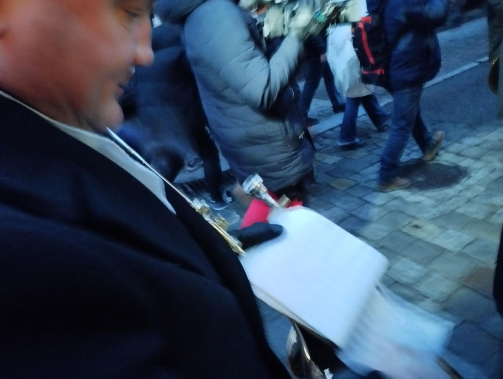 Barbórka 2024. Górnicza orkiestra robi pobudkę na Nikiszowcu