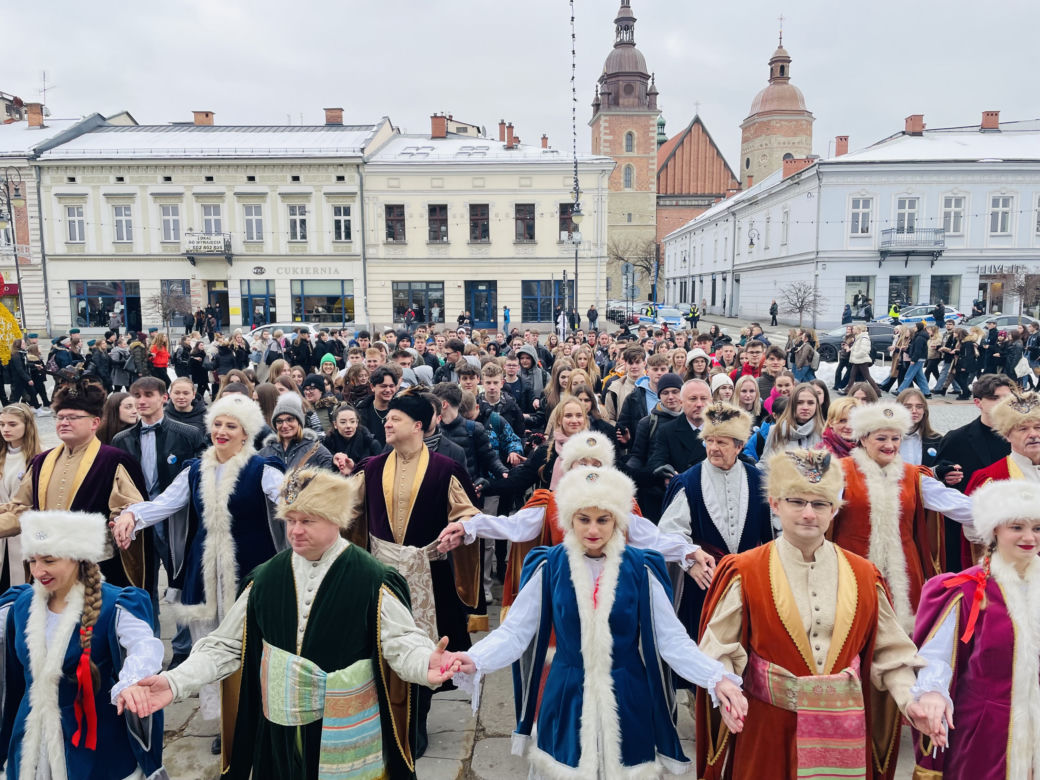 Maturzyści zatańczyli na Rynku poloneza