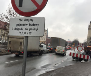 Uwaga, kierowcy! Ogromne korki na Wałach Jagiellońskich w Bydgoszczy [ZDJĘCIA]
