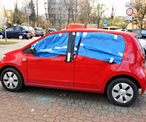 Szli i niszczyli auta 