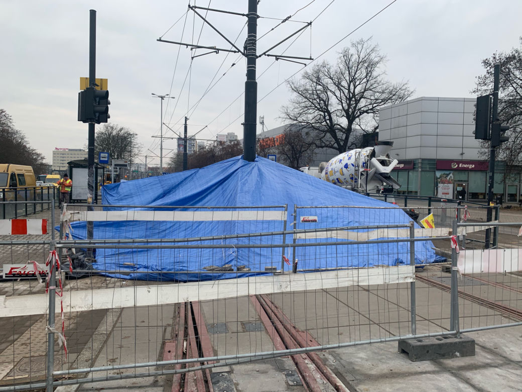 Ogromny namiot na torowisku w centrum Torunia. Chroni przed niepogodą