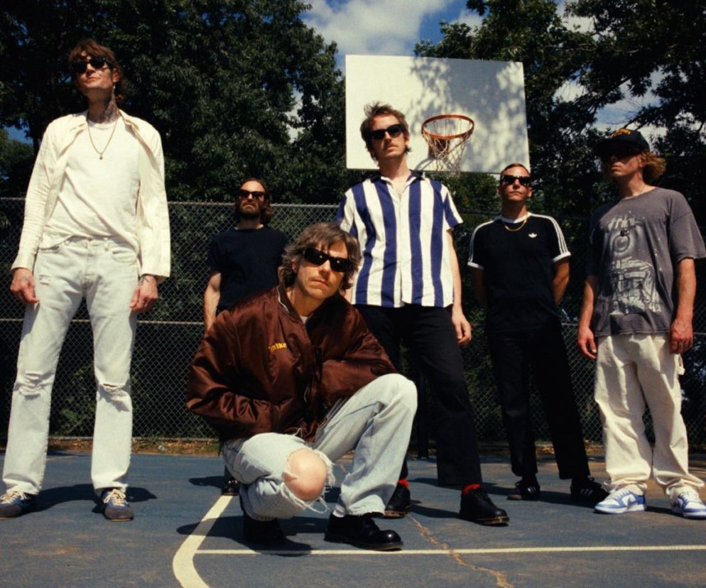 Sześciu członków zespołu Cage The Elephant na boisku do koszykówki. O ich koncercie w Polsce przeczytasz w EskaRock.