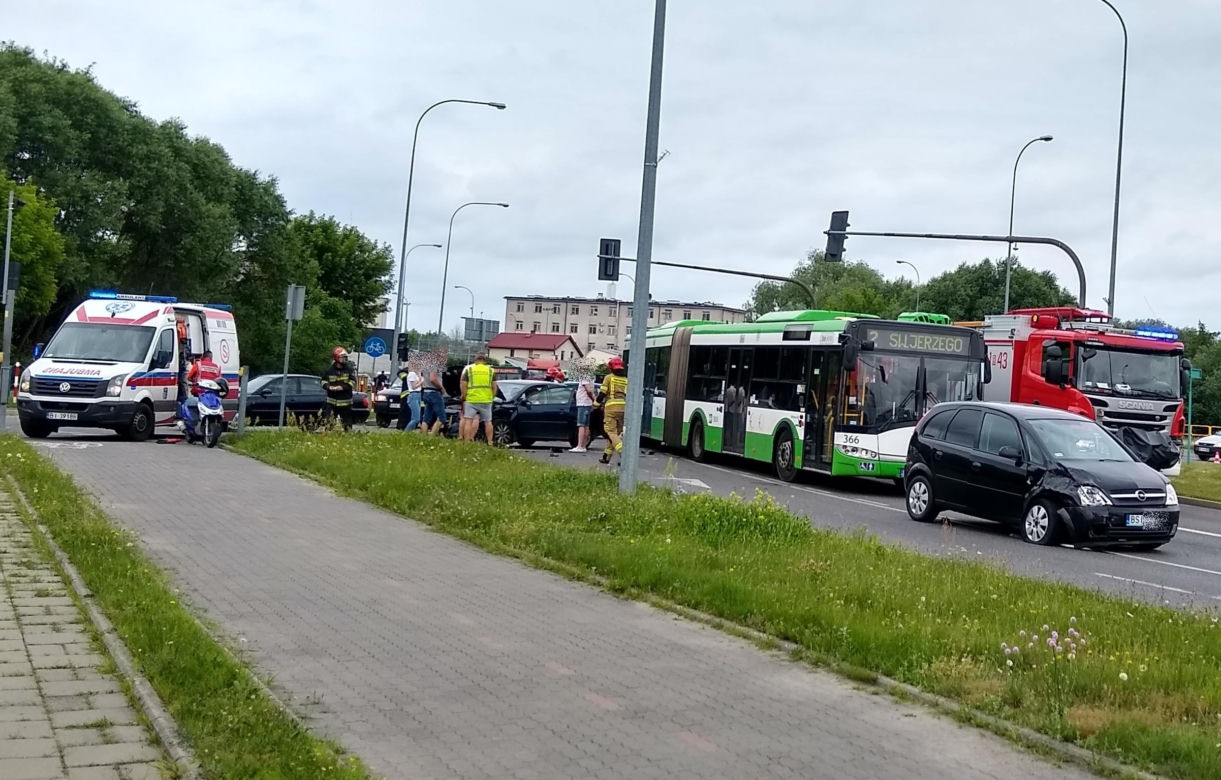 Wypadek przy tunelu Fieldorfa "Nila". Dwa pojazdy uszkodzone, skuter na jezdni [ZDJĘCIA]