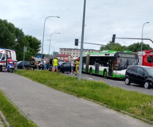 Wypadek przy tunelu Fieldorfa Nila. Dwa pojazdy uszkodzone, skuter na jezdni [ZDJĘCIA]