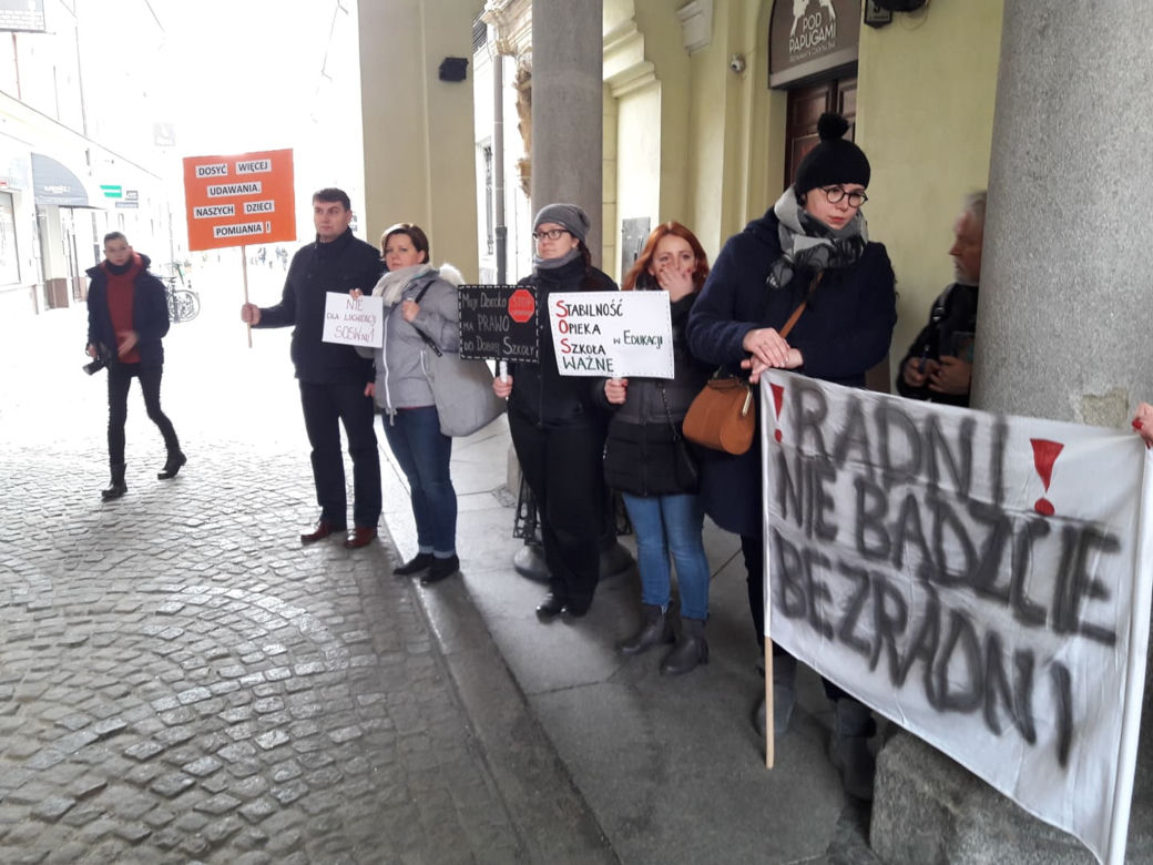 Rodzice protestowali przed sesją Rady Miejskiej Wrocławia
