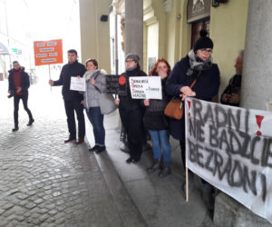 Rodzice protestowali przed sesją Rady Miejskiej Wrocławia