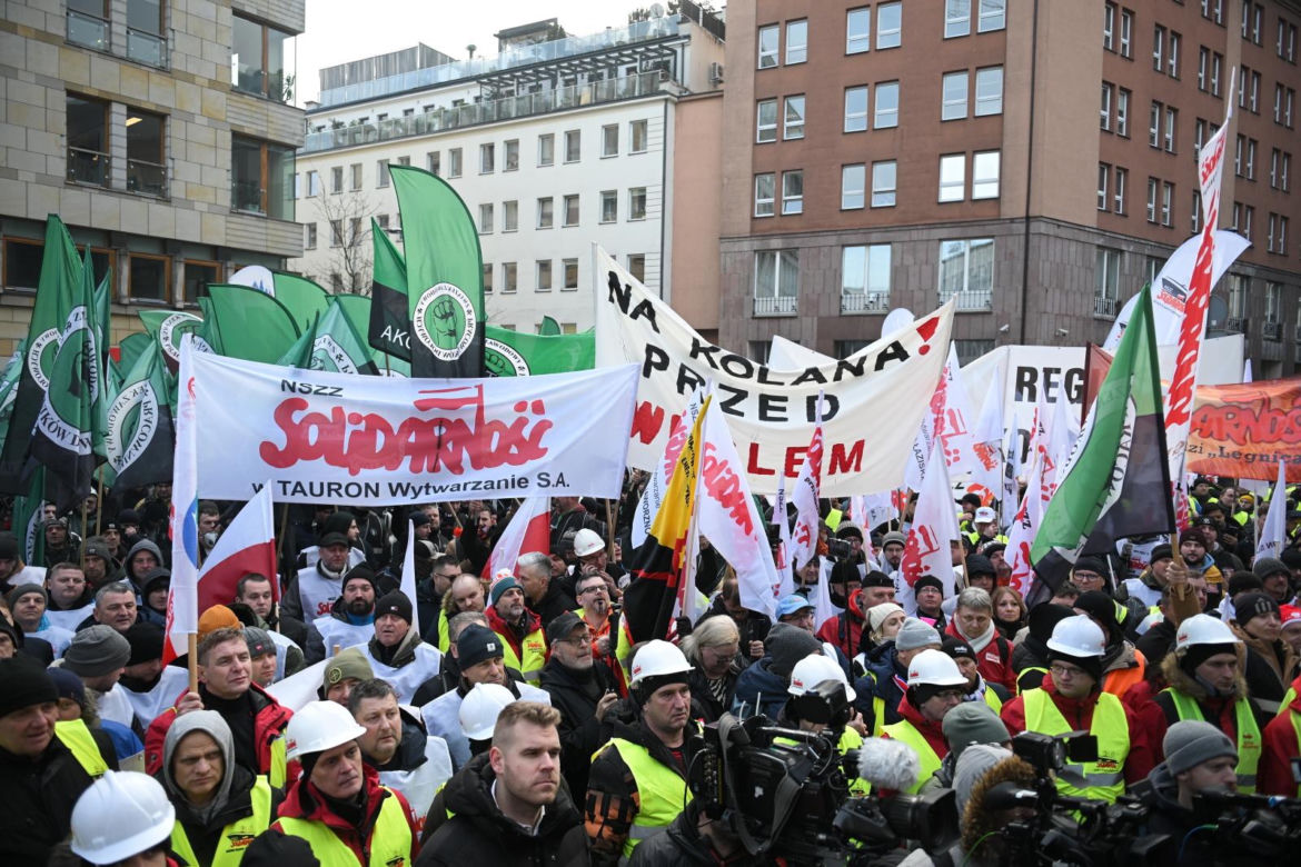 Protest energetyków i górników przed siedzibą PGE w Warszawie