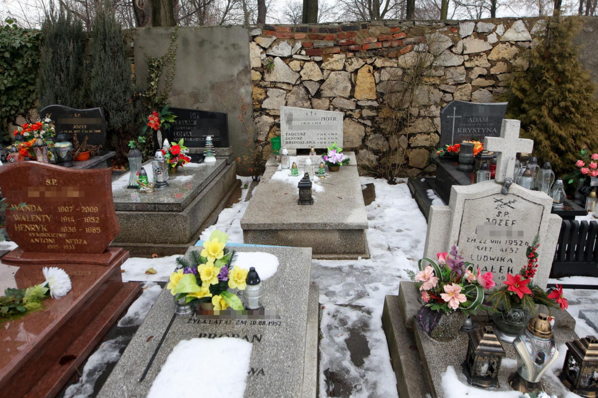 Madzia z Sosnowca miałaby dziś 14 lat. Ktoś ciągle stawia znicze na jej grobie 
