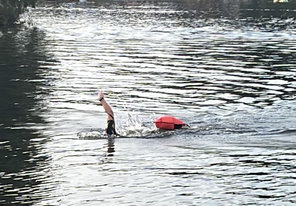 Damian płynie 100 km bez przerwy, aby pomóc Adasiowi!