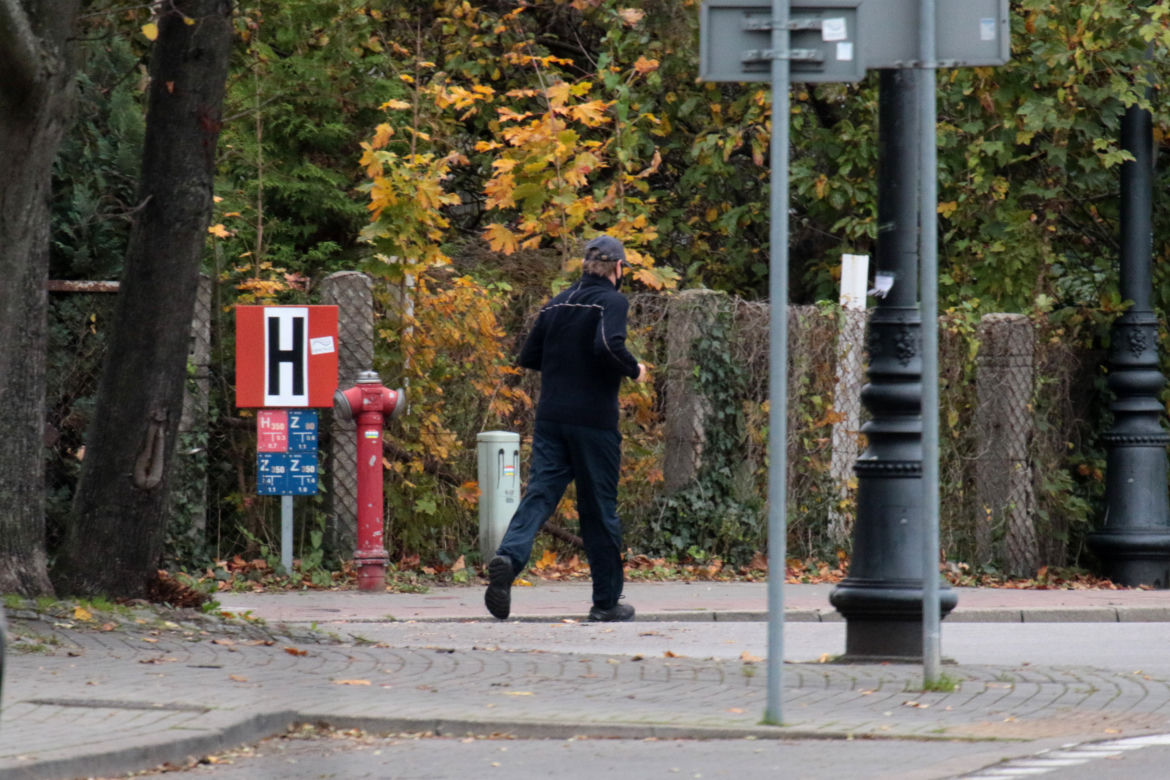 Tusk biega bez maseczki
