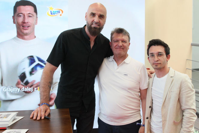 Ponad 7 mln zł dla lokalnych projektów. Na Służewcu wręczono czeki laureatom programu „Sportowo Kulturalnie Lokalnie”.