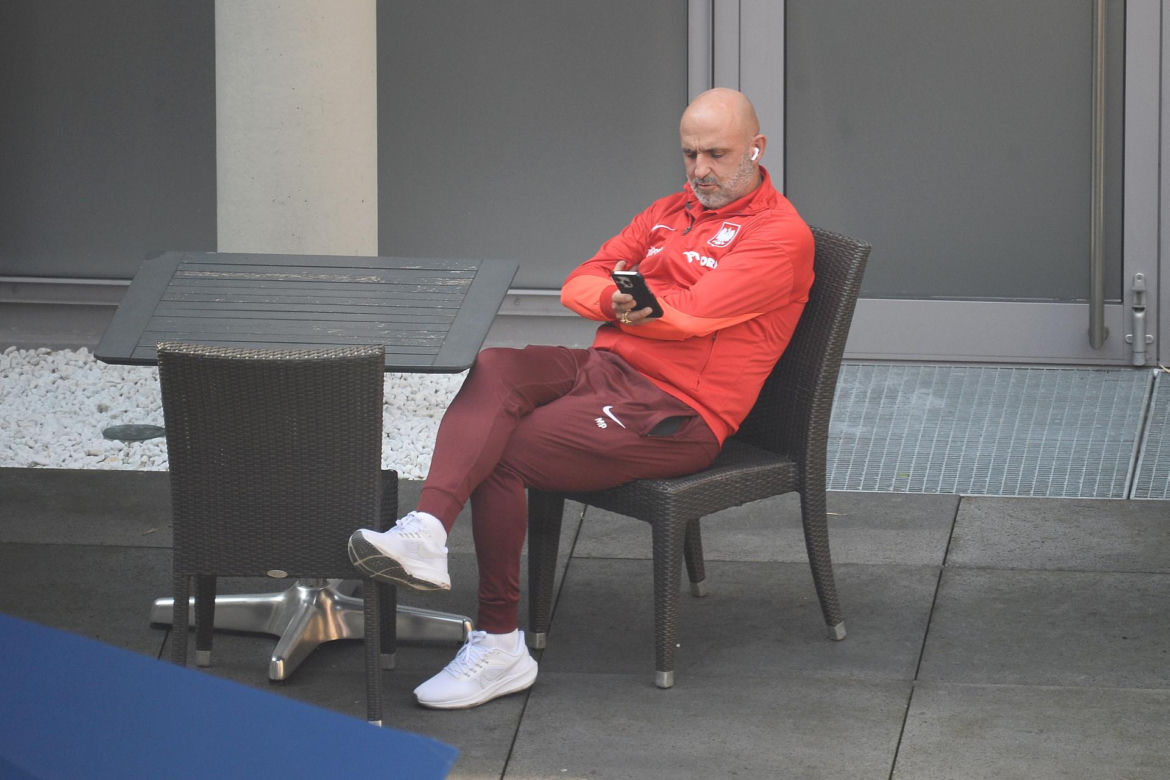 Michał Probierz przybity wpatruje się w telefon