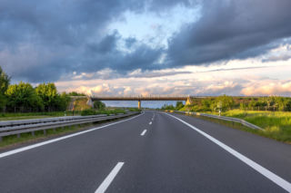 Jechał hulajnogą po ekspresówce. Powód wyprawy zaskakuje