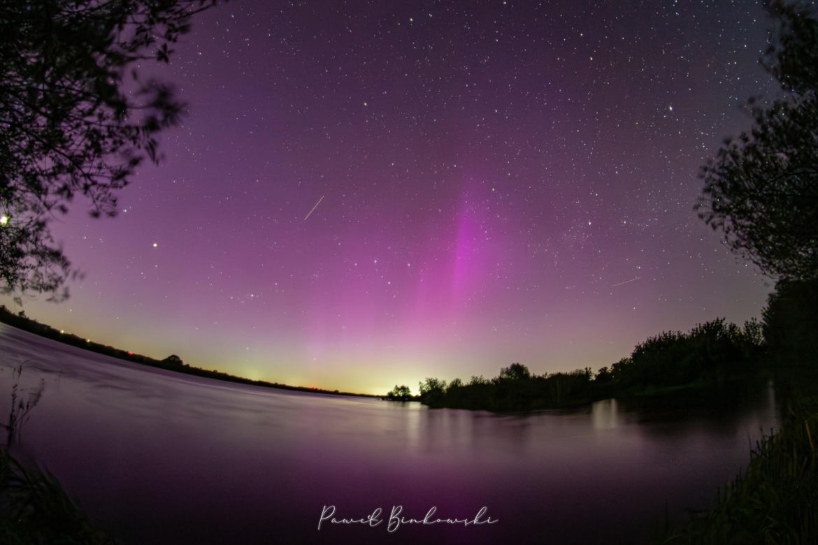 Tak wyglądała zorza polarna na niebie między Bydgoszczą a Toruniem. Miłośnicy astronomii zrobili niesamowite zdjęcia! 