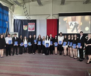 Czwartoklasiści po absolutorium. Wkrótce matury