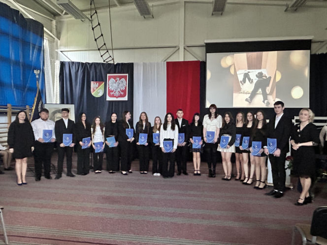 Czwartoklasiści po absolutorium. Wkrótce matury