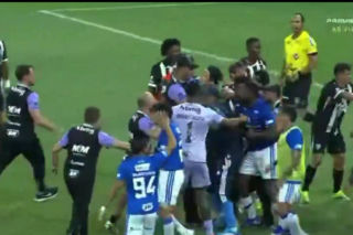 Finałowy mecz przerodził się w bitwę! Sędzia pokazał 23 czerwone kartki