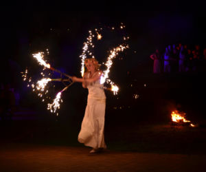 Pokaz fireshow w wykonaniu tancerzy i tancerek Teatru Ognia „Mantra” z Makowa Mazowieckiego