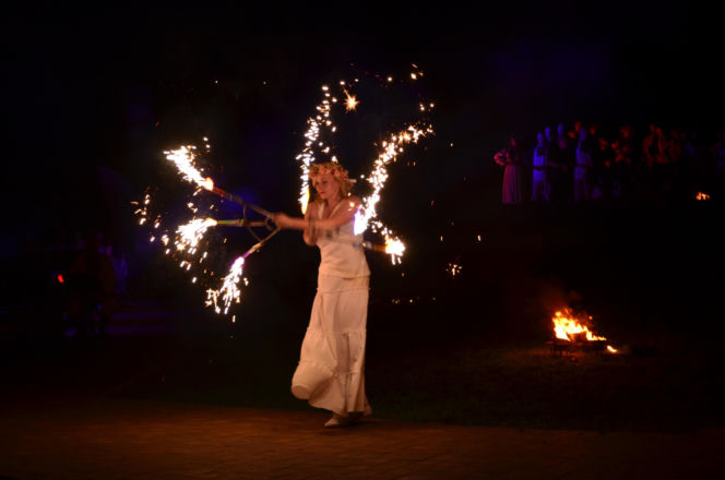 Pokaz fireshow w wykonaniu tancerzy i tancerek Teatru Ognia „Mantra” z Makowa Mazowieckiego