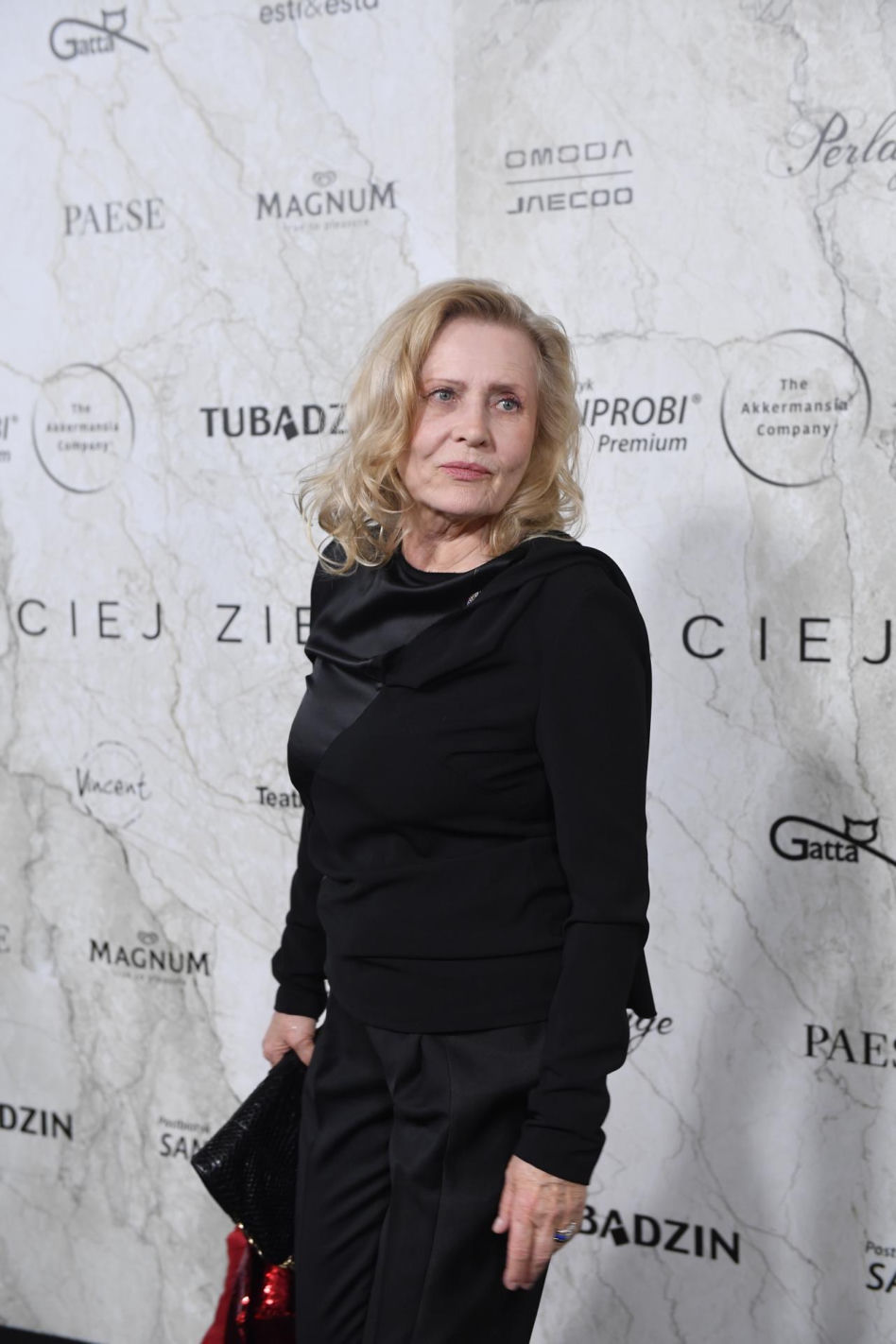 Szapołowska w czerni, Fijał z futrem w ręku i olśniewająca Steczkowska. Tłum gwiazd u Zienia