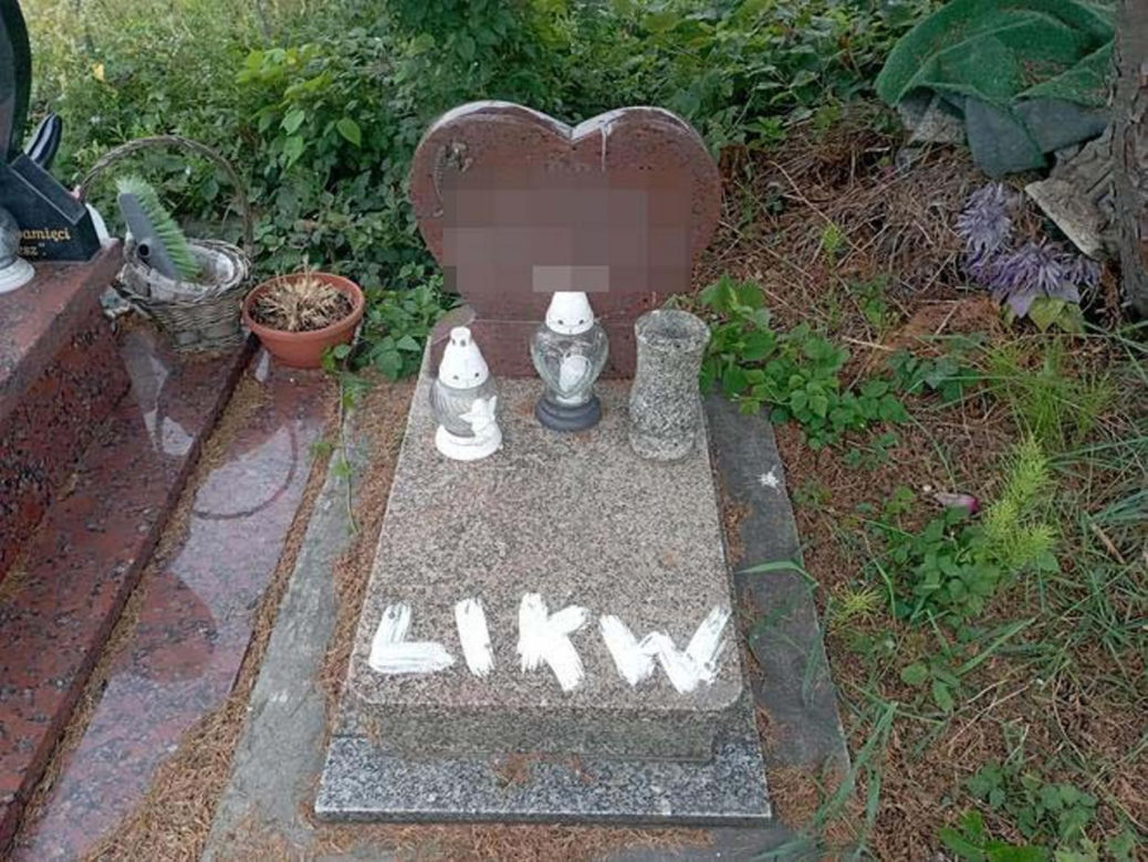 Ksiądz kazał białą farbą pisać na nagrobkach likwidacja