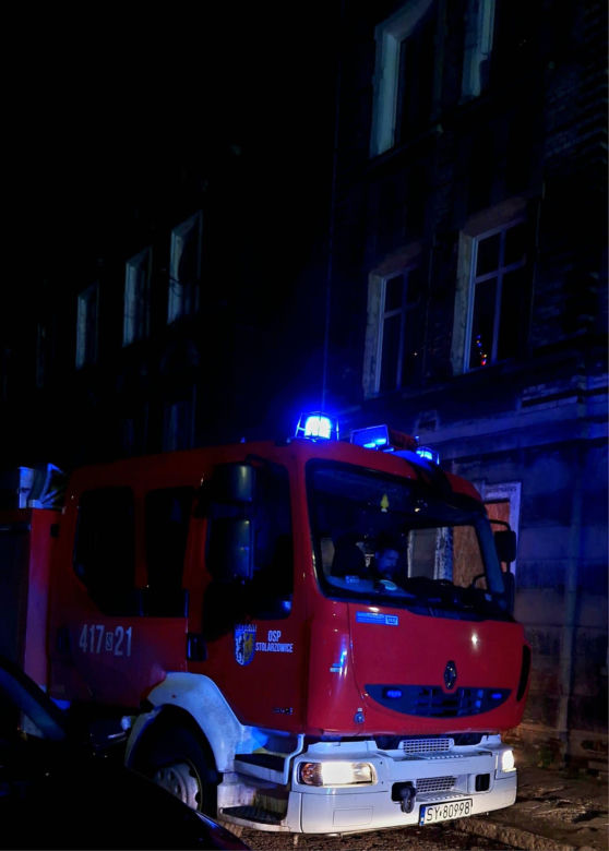 Pożar budynku mieszkalnego w Bytomiu. Do szpitala trafiło 9 osób w tym piątka dzieci