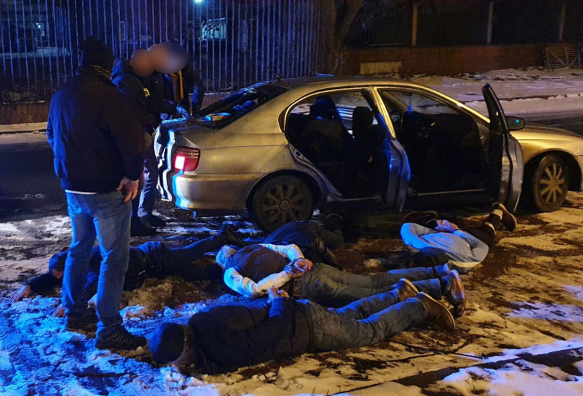 Kradli z samochodów damskie torebki
