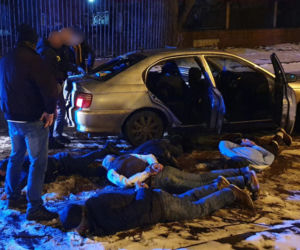 Kradli z samochodów damskie torebki