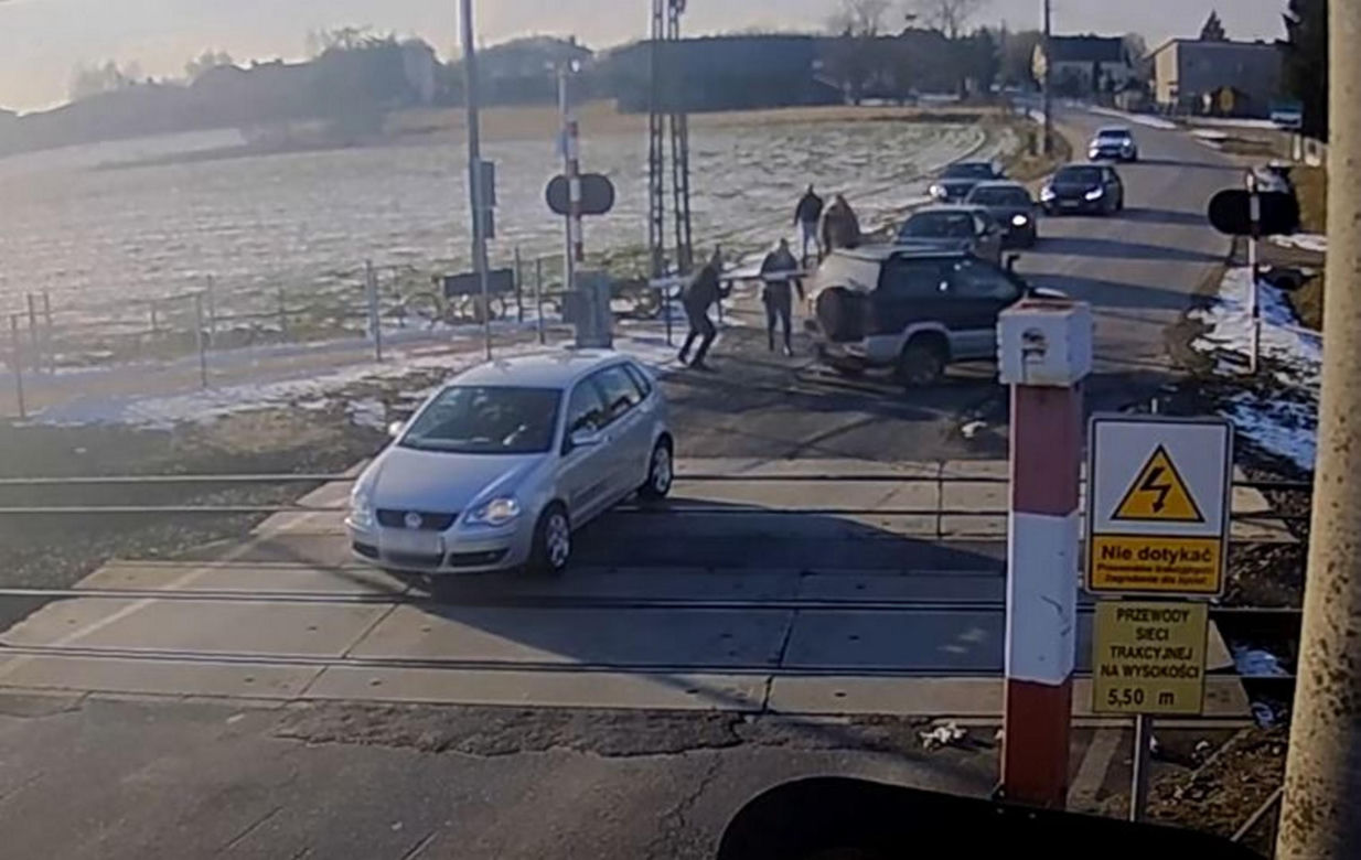 Stara Wieś. Kobieta wjechała na przejazd kolejowy i nie mogła ruszyć dalej. Mężczyzna ruszył z pomocą [ZDJĘCIA]