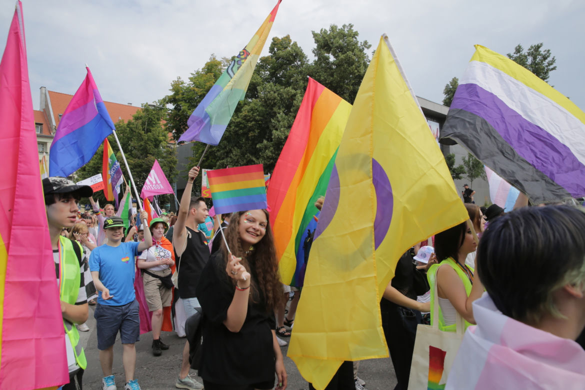 Marsz Równości w Olsztynie 2022. Wielobarwna parada przeszła ulicami miasta [ZDJĘCIA]