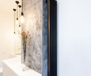 100-metrowy nowoczesny apartament w bieli