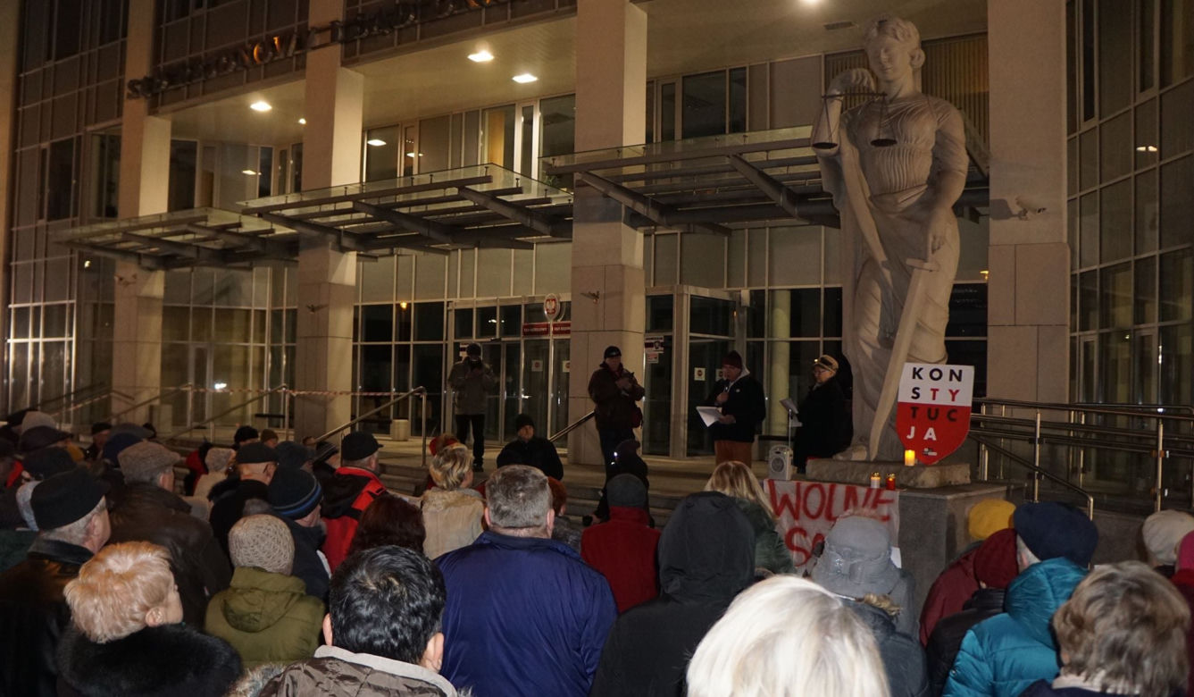 Radom: Manifestowali w obronie sędziów. Ponad 100 osób osób wzięło udział w demonstracji