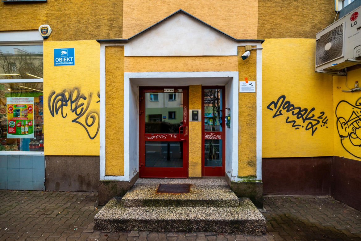 Blok na Madalińskiego 55 w Warszawie