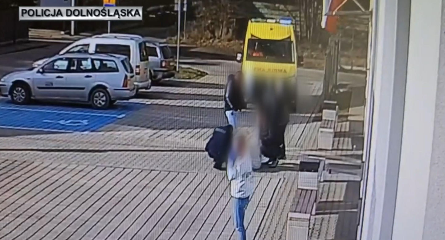 Dramatyczne sceny przed komisariatem.  Nagle upadła tuż pod oknami policjantów